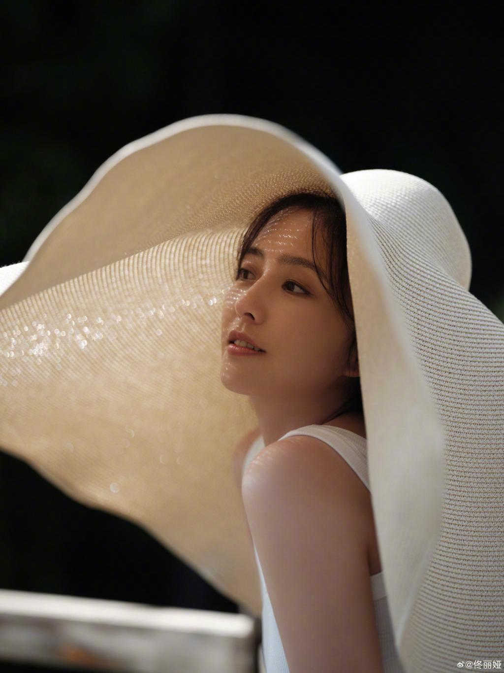 佟丽娅戴超大草帽娇俏可人 灿笑似少女