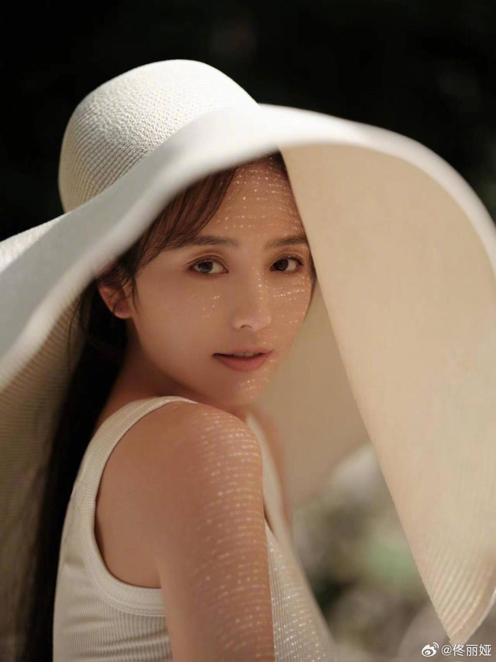 佟丽娅戴超大草帽娇俏可人 灿笑似少女