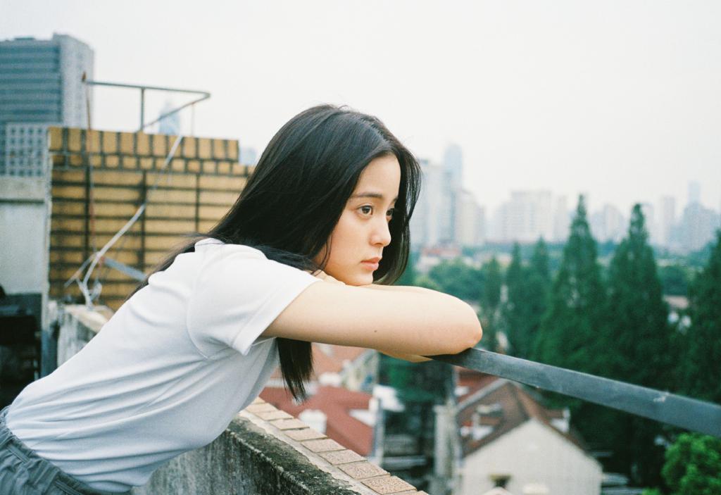 欧阳娜娜穿白T配短裙 校园风造型清纯可人