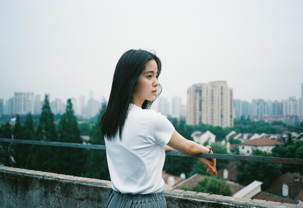 欧阳娜娜穿白T配短裙 校园风造型清纯可人