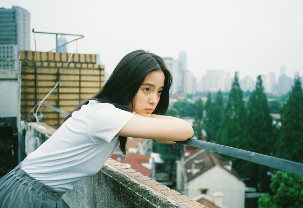 欧阳娜娜穿白T配短裙 校园风造型清纯可人