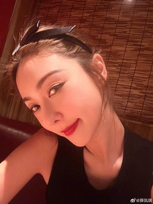 薛凯琪深夜共享心灵鸡汤 做让自己快乐的事“简单即幸福”