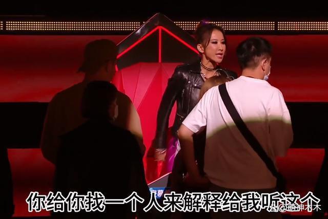 《好声音》争执视频曝光，李玟被劝离场，大喊：不要碰我