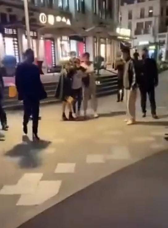 李玟好声音摔倒离开画面曝光，被搀扶走路，模样无助令人心疼