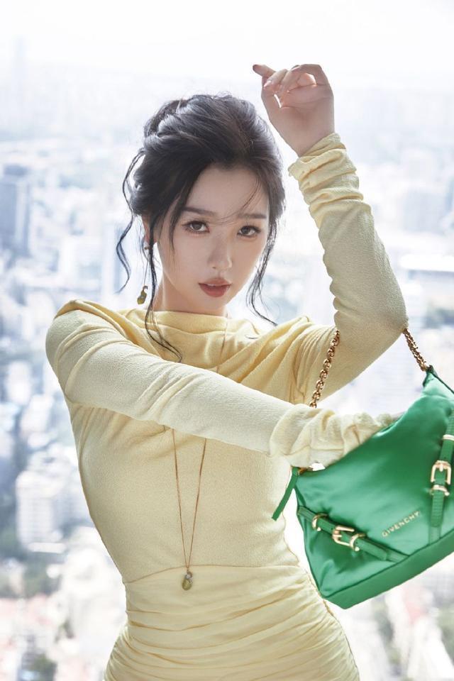 虞书欣鹅黄色长裙显淡雅气质 妆容精致尽显熟女魅力