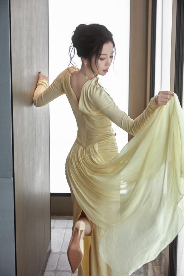 虞书欣鹅黄色长裙显淡雅气质 妆容精致尽显熟女魅力