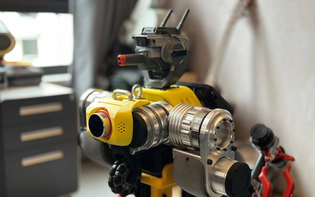 前华为天才少年 6 个月造出「钢铁侠」：内置大模型，能进厂搬砖，目标成本 20 万