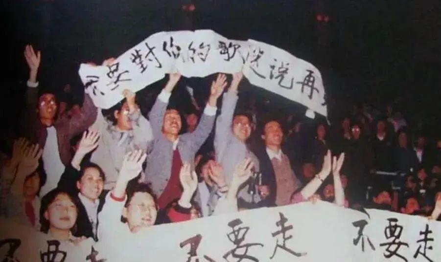 看了费翔的腹肌，我和我妈都笑了