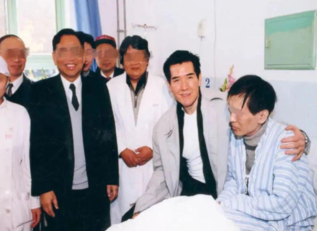 看了费翔的腹肌，我和我妈都笑了