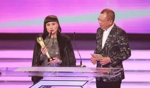 豪门自有真情在！他娶到这老婆真是烧高香了……