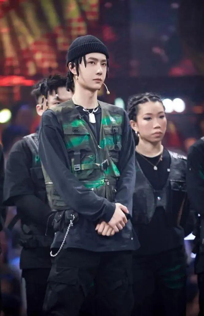 赚了8亿，互相甩锅？