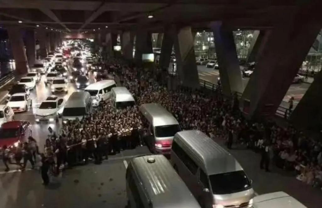 赚了8亿，互相甩锅？