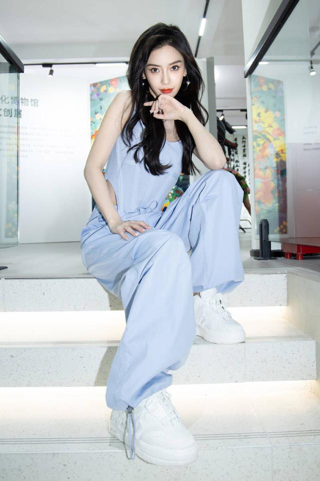 Angelababy穿蓝色运动装秀蚂蚁腰 黑发红唇酷飒甜美