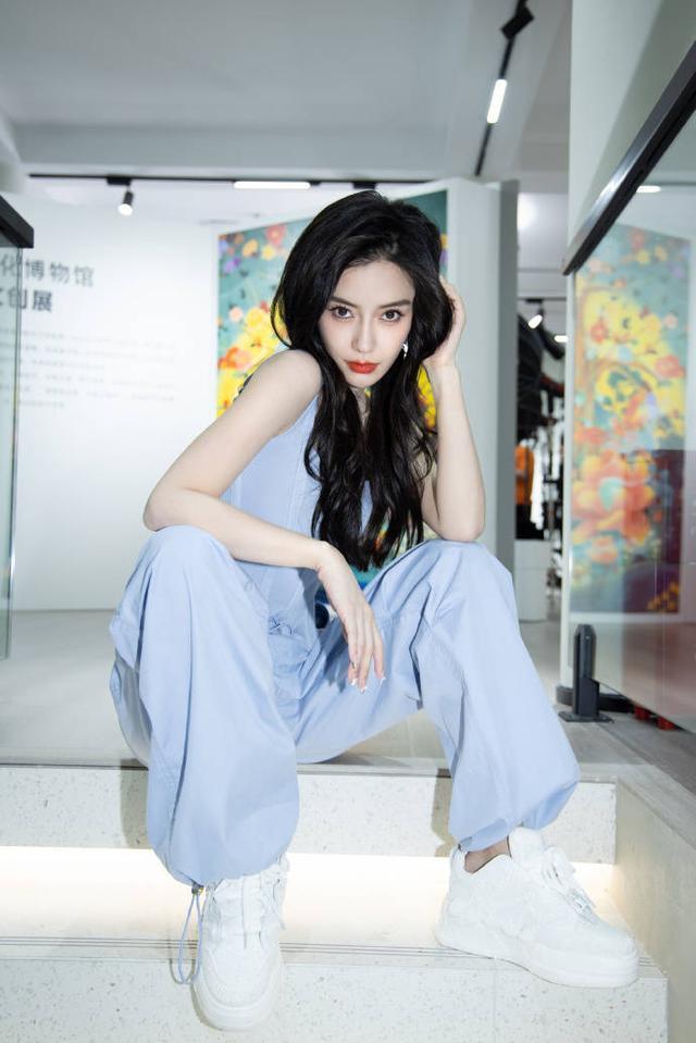 Angelababy穿蓝色运动装秀蚂蚁腰 黑发红唇酷飒甜美