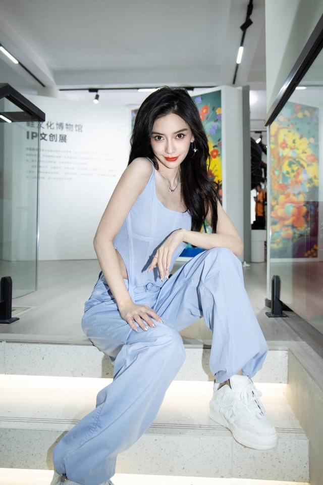 Angelababy穿蓝色运动装秀蚂蚁腰 黑发红唇酷飒甜美