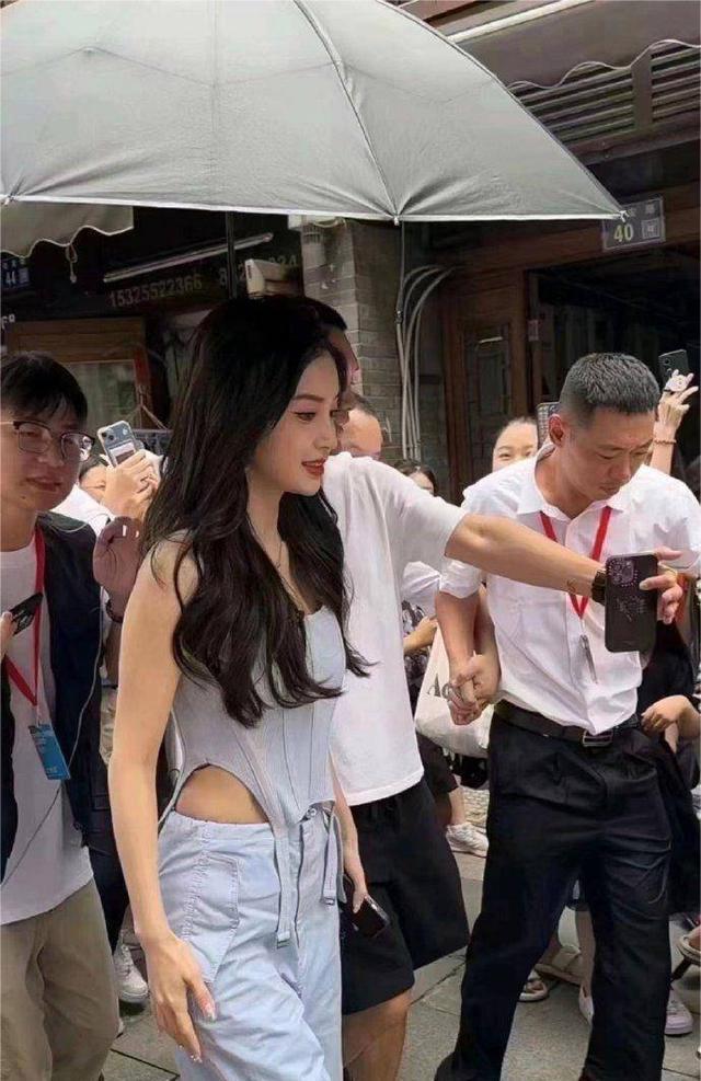 Angelababy穿蓝色运动装秀蚂蚁腰 黑发红唇酷飒甜美