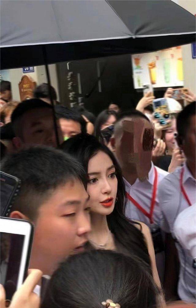 Angelababy穿蓝色运动装秀蚂蚁腰 黑发红唇酷飒甜美