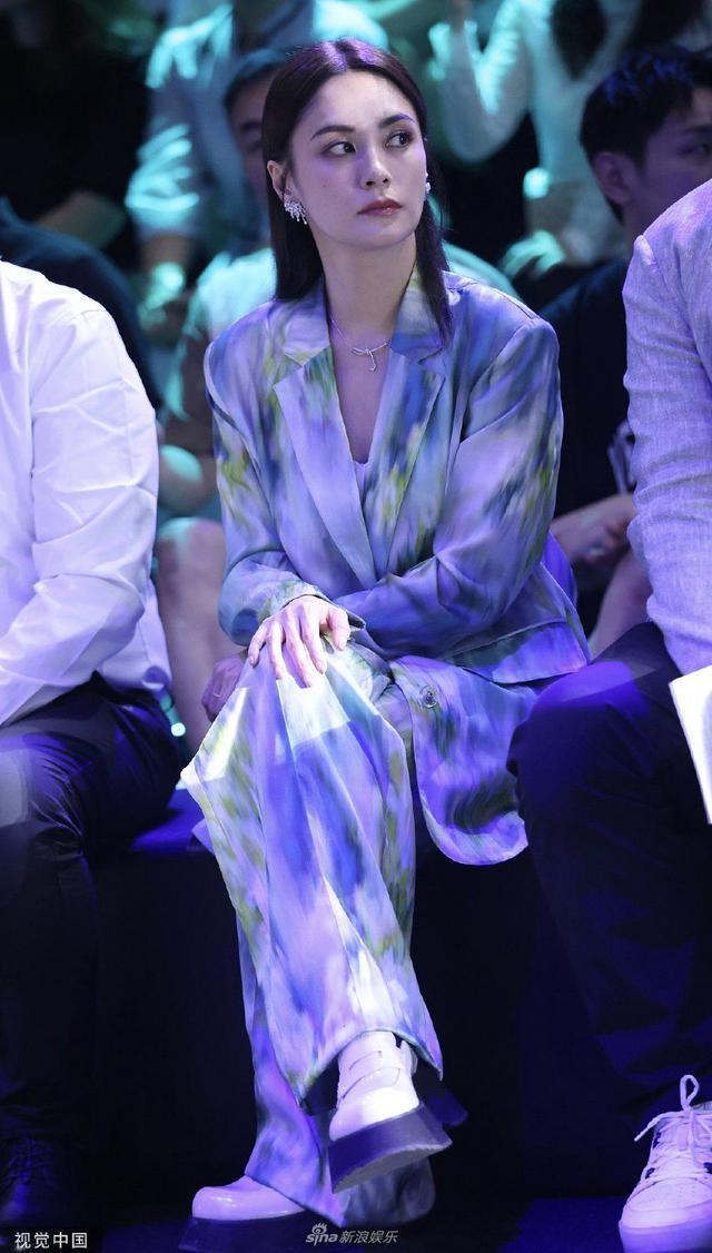 钟欣潼晕染印花西装造型现身 台下优雅看秀生图好美