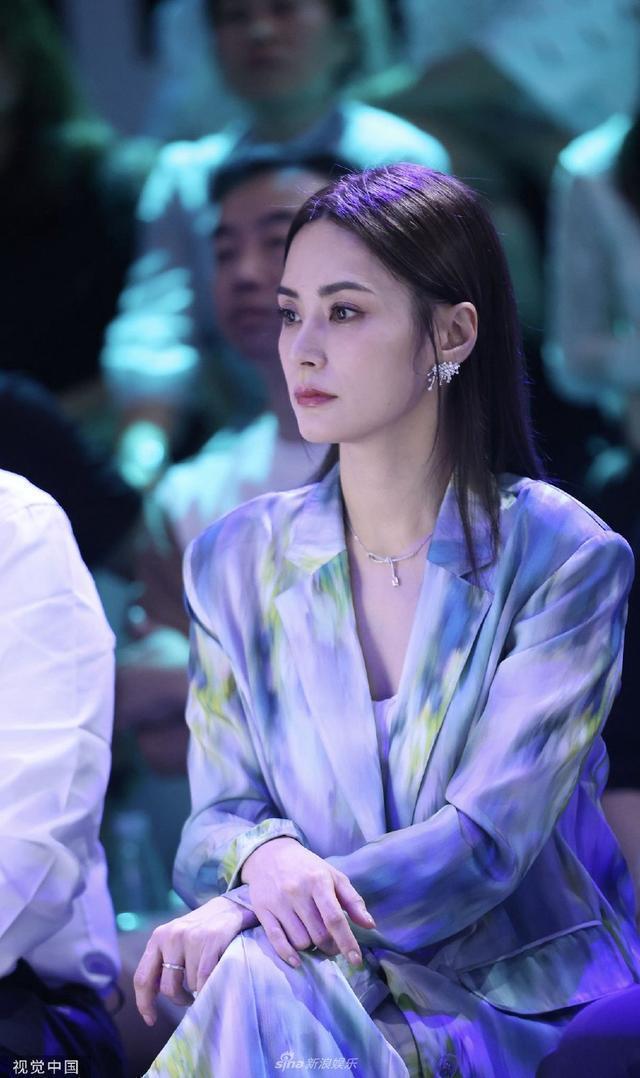 钟欣潼晕染印花西装造型现身 台下优雅看秀生图好美
