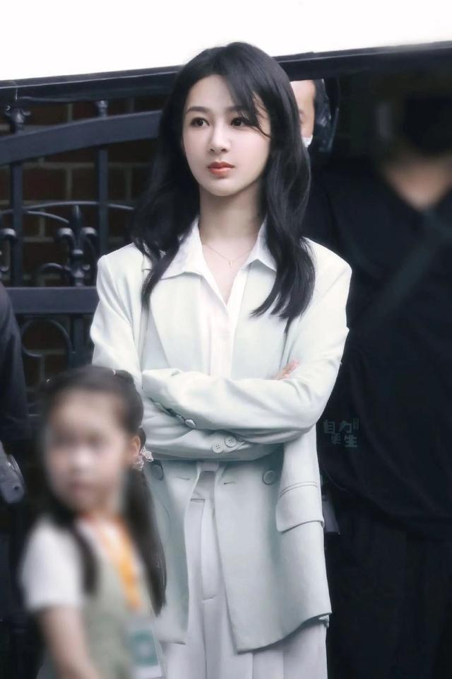 杨紫新剧《承欢记》路透 穿白西装长发披肩温婉知性
