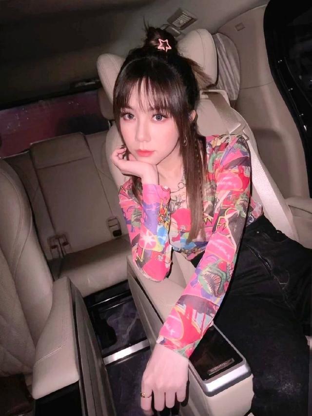 邓紫棋刘海造型曝光超减龄 丸子头编发粉嫩俏皮