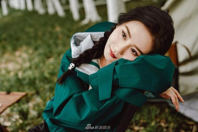 刘诗诗绿色户外运动穿搭露营 单麻花辫造型活泼休闲