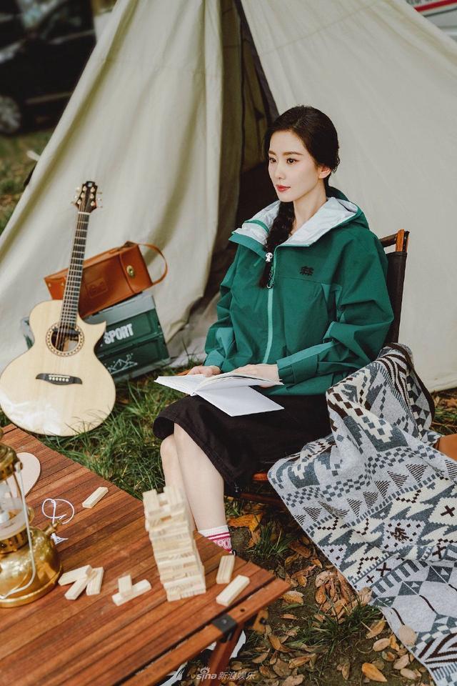 刘诗诗绿色户外运动穿搭露营 单麻花辫造型活泼休闲