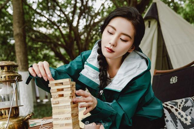 刘诗诗绿色户外运动穿搭露营 单麻花辫造型活泼休闲
