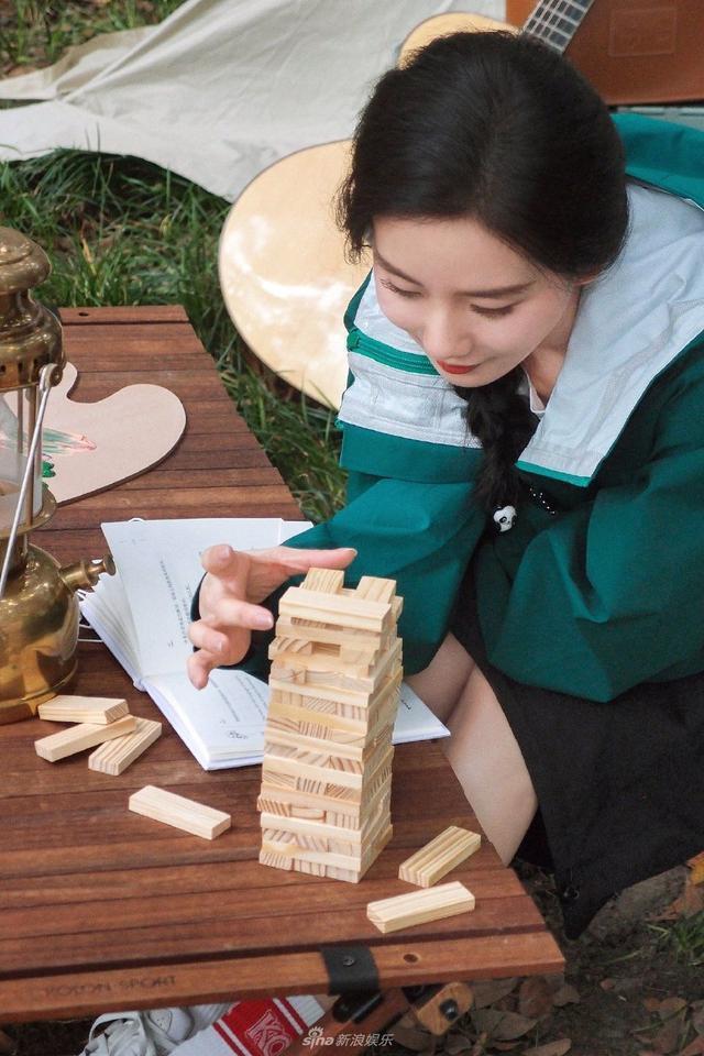 刘诗诗绿色户外运动穿搭露营 单麻花辫造型活泼休闲