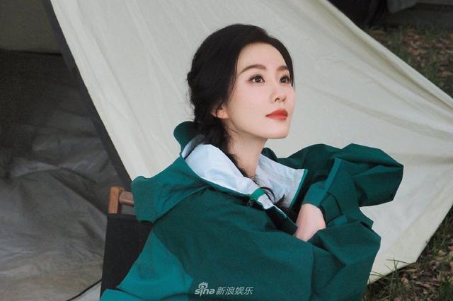 刘诗诗绿色户外运动穿搭露营 单麻花辫造型活泼休闲