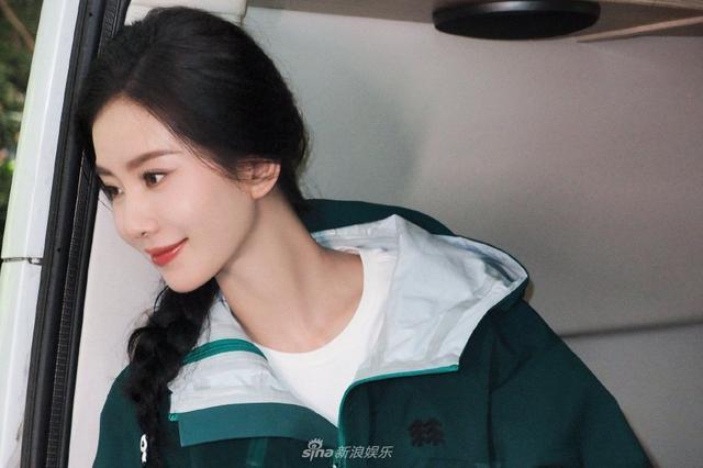 刘诗诗绿色户外运动穿搭露营 单麻花辫造型活泼休闲