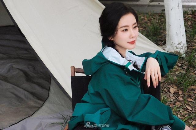 刘诗诗绿色户外运动穿搭露营 单麻花辫造型活泼休闲