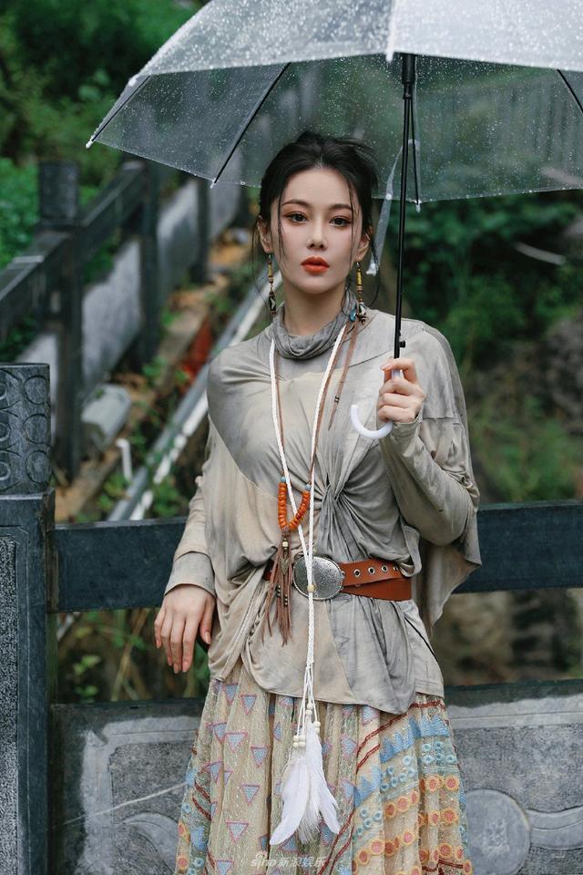 张馨予雨天撑伞写真曝光 抬眸看雨五官精致动人