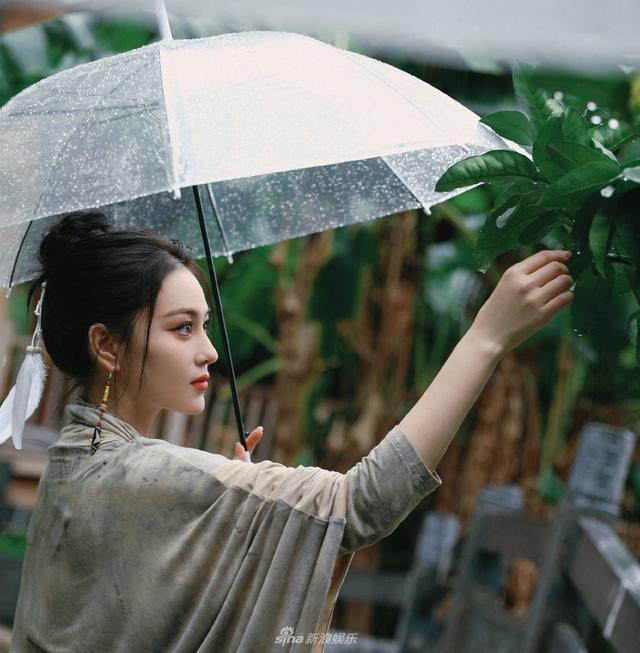 张馨予雨天撑伞写真曝光 抬眸看雨五官精致动人