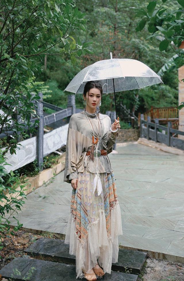 张馨予雨天撑伞写真曝光 抬眸看雨五官精致动人