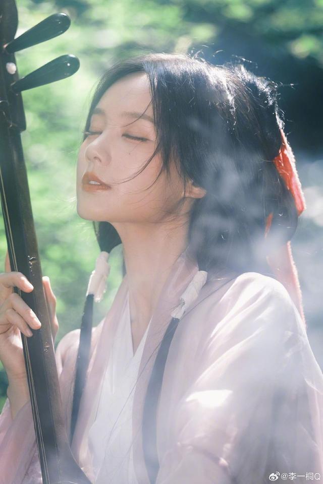 李一桐红发带古装造型写真曝光 水边回眸温婉似画中人