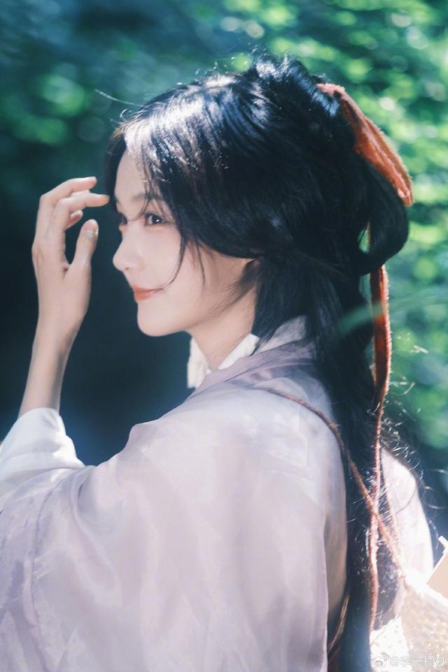 李一桐红发带古装造型写真曝光 水边回眸温婉似画中人