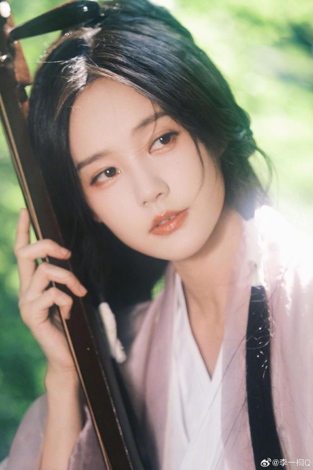 李一桐红发带古装造型写真曝光 水边回眸温婉似画中人