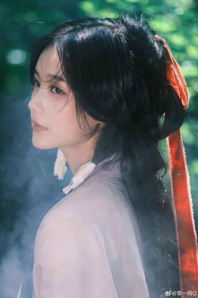 李一桐红发带古装造型写真曝光 水边回眸温婉似画中人