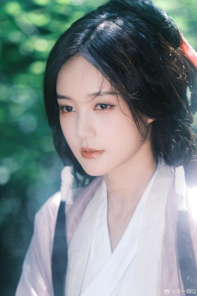 李一桐红发带古装造型写真曝光 水边回眸温婉似画中人