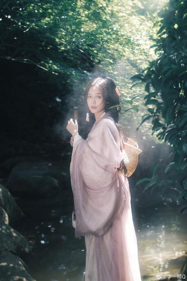 李一桐红发带古装造型写真曝光 水边回眸温婉似画中人