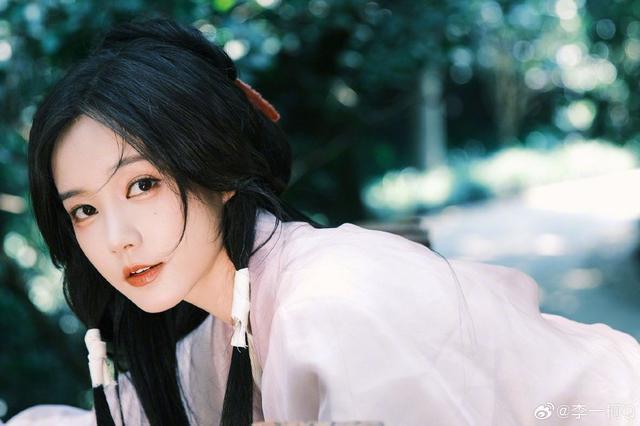 李一桐红发带古装造型写真曝光 水边回眸温婉似画中人