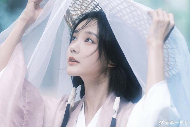 李一桐红发带古装造型写真曝光 水边回眸温婉似画中人