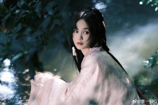 李一桐红发带古装造型写真曝光 水边回眸温婉似画中人