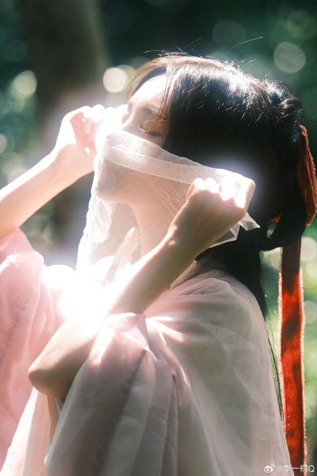 李一桐红发带古装造型写真曝光 水边回眸温婉似画中人