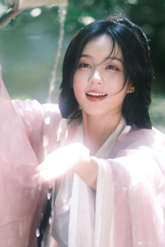 李一桐红发带古装造型写真曝光 水边回眸温婉似画中人