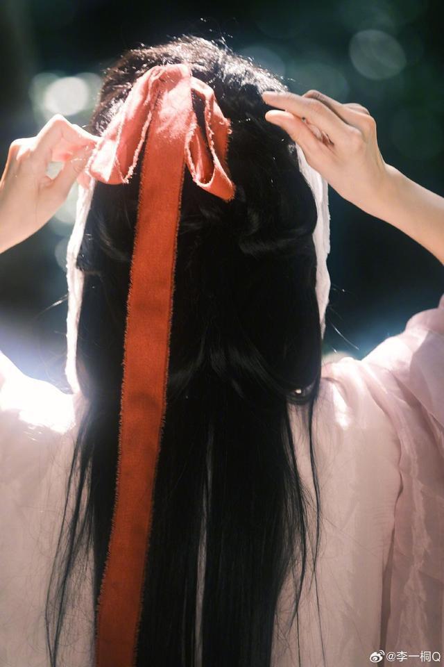 李一桐红发带古装造型写真曝光 水边回眸温婉似画中人