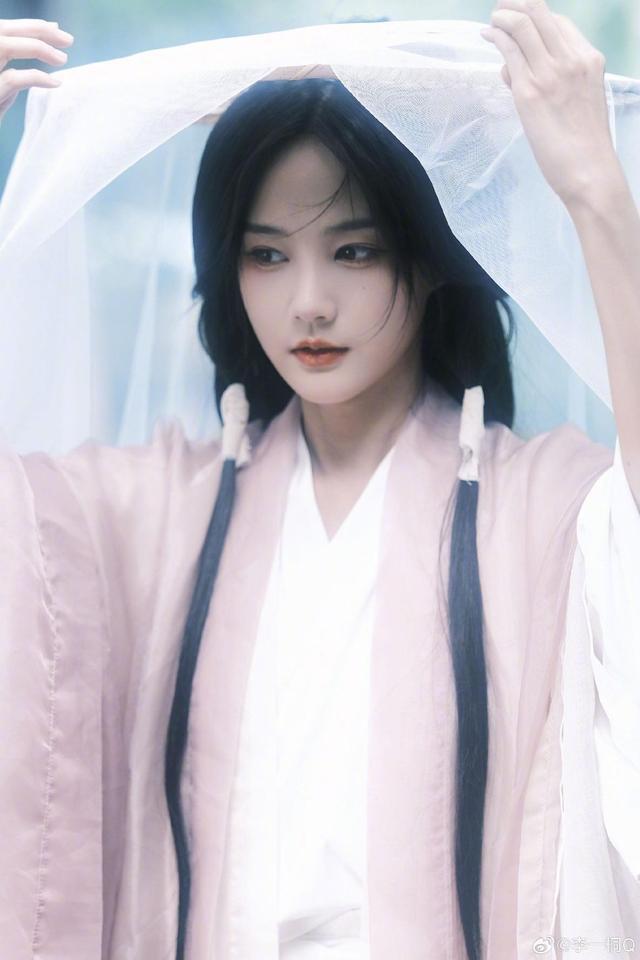 李一桐红发带古装造型写真曝光 水边回眸温婉似画中人