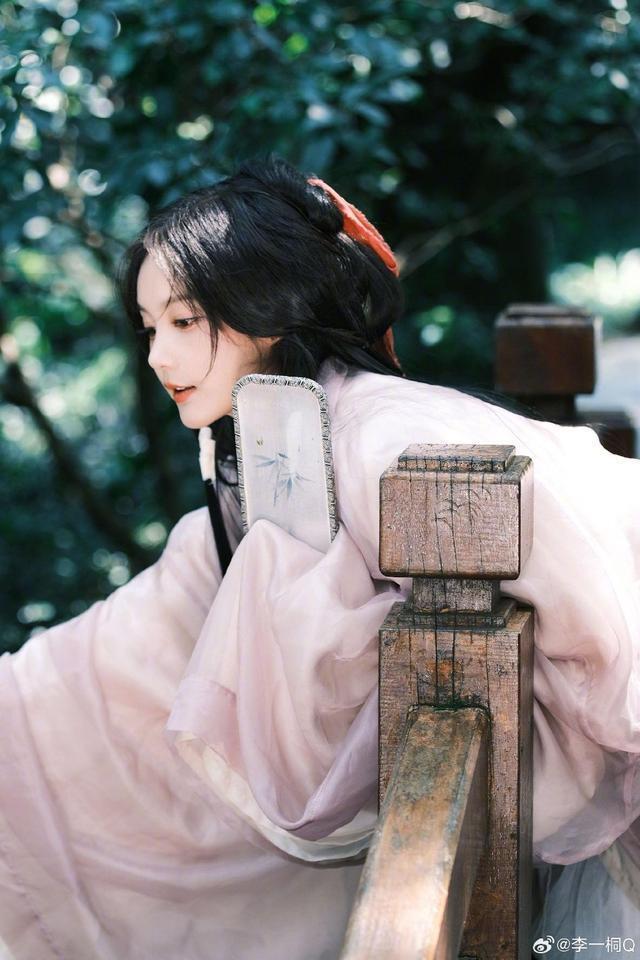 李一桐红发带古装造型写真曝光 水边回眸温婉似画中人