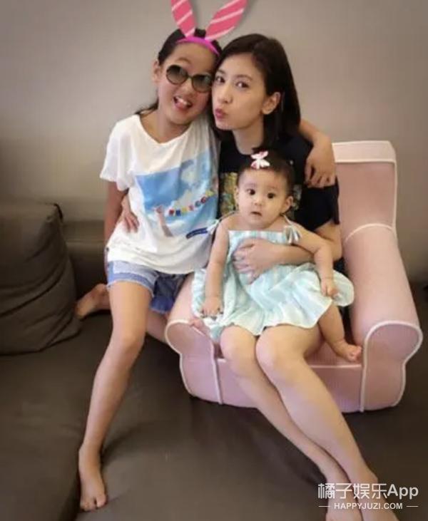 还记得贾静雯的女儿们吗？她们这么大了？